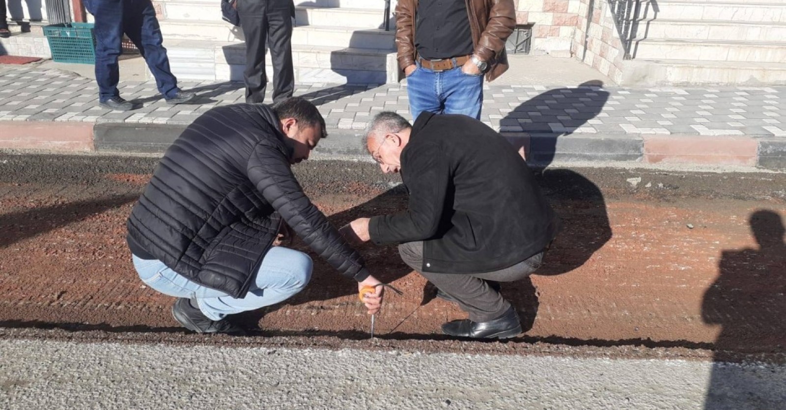 BELEDİYEMİZ ÇALIŞIYOR.. İSTANBUL CADDESİ'NDE ASFALT ÇALIŞMALARINA BAŞLANDI..