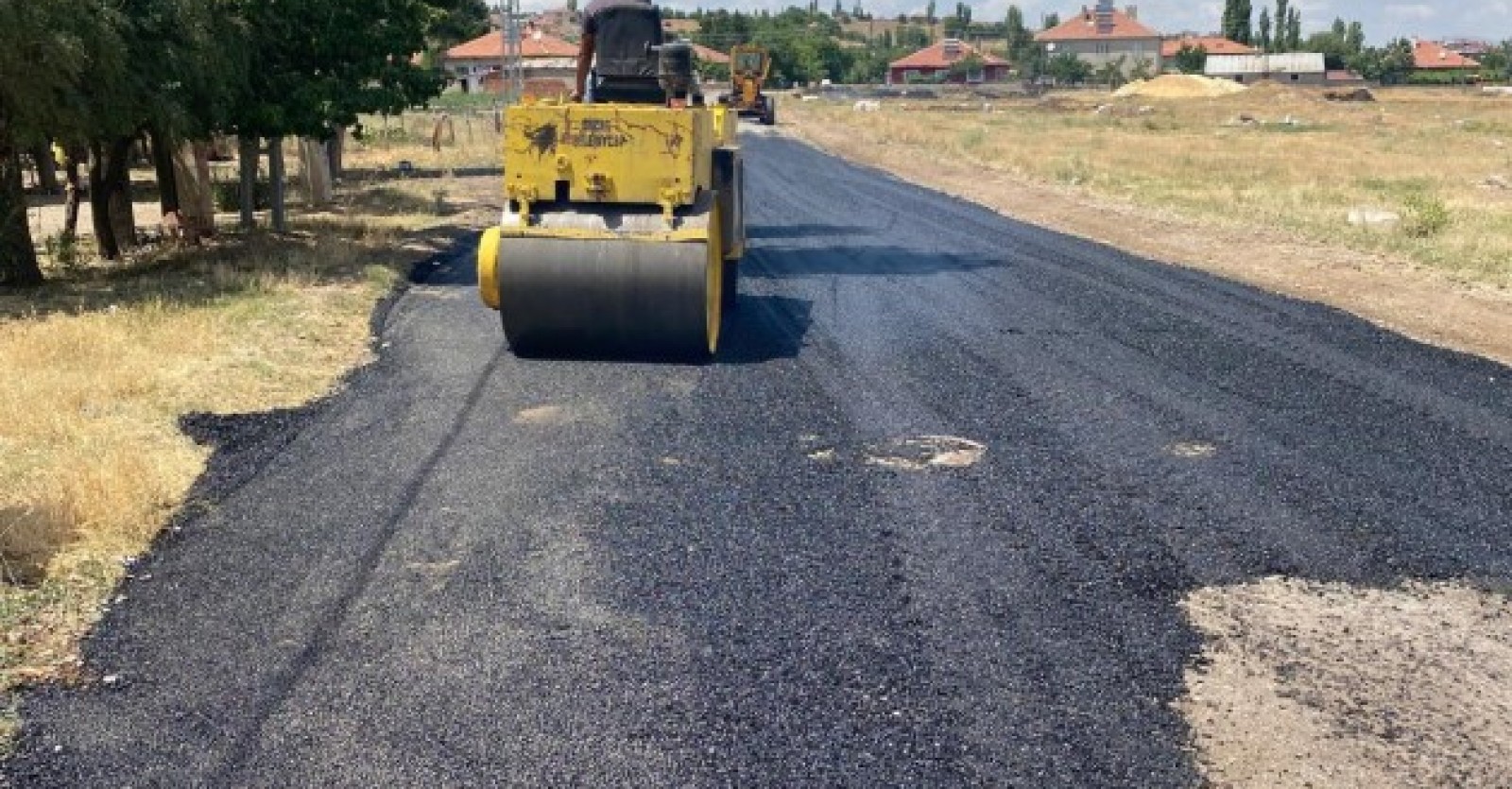 YARIM KALAN SICAK ASFALT ÇALIŞMALARI DEVAM EDİYOR..